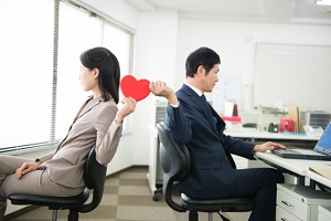 社内恋愛の悩みを電話占いで解決！職場恋愛を成功に導く占い師の選び方
